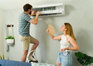 deux adultes entrain de nettoyer leur climatisation dans le tarn 