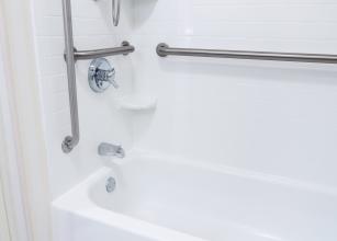 Photo d'une salle de bain avec éléments pour PMR installée par Carcelles dans le Tarn