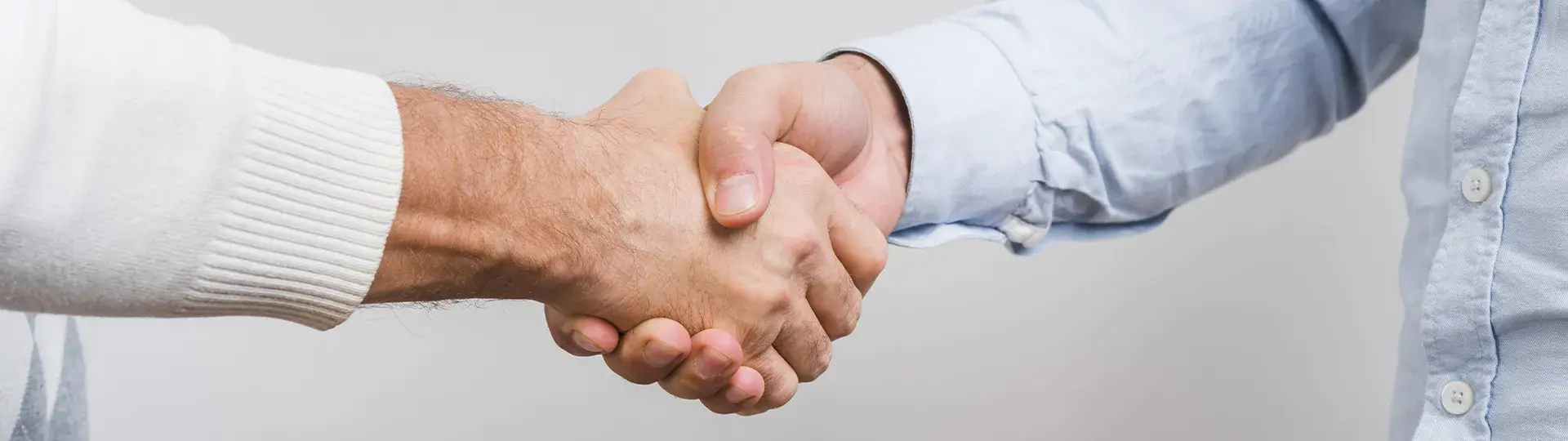 Deux personnes se serrant la main