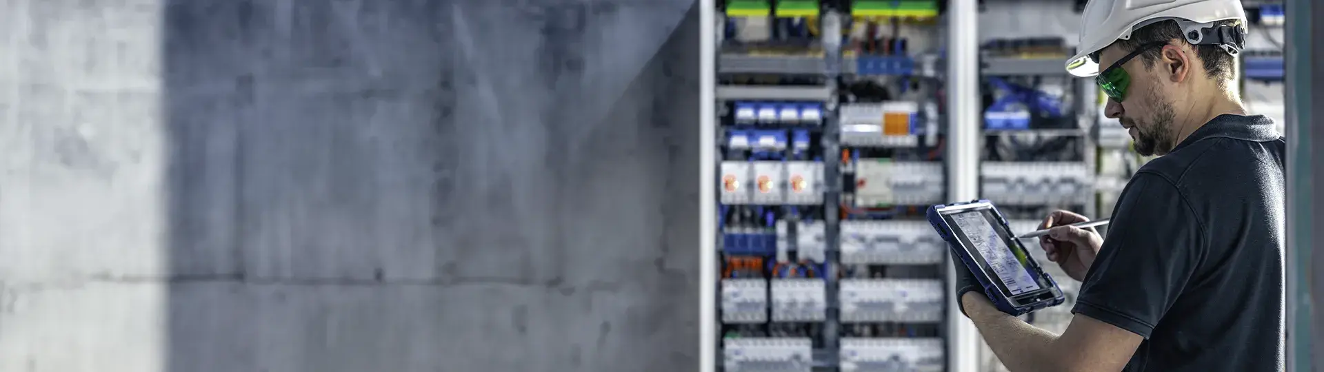 Personne inspectant un site industriel