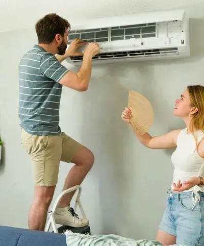 deux adultes entrain de nettoyer leur climatisation dans le tarn 