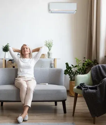 climatisation en fonctionnement et femme détendue