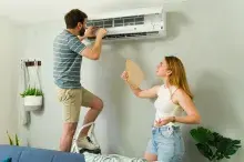deux adultes entrain de nettoyer leur climatisation dans le tarn 