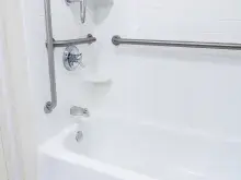 Photo d'une salle de bain avec éléments pour PMR installée par Carcelles dans le Tarn